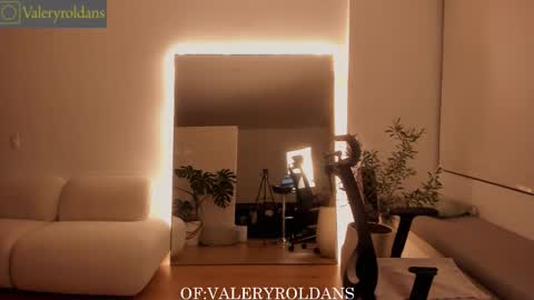 Snapshot of roldansvalery chatting on December 2025 03:23:01 AM Valery Roldans online show from December 2025 03:23:01 AM