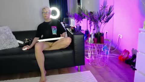Snapshot of rosacatalleya chatting on June 2026 04:25:02 AM Rose online show from June 2026 04:25:02 AM