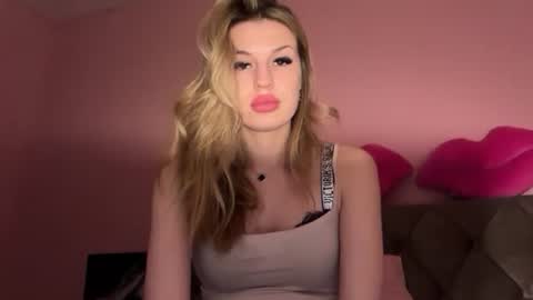 Snapshot of rosaline_ly chatting on December 2025 08:47:02 PM Rosalina online show from December 2025 08:47:02 PM