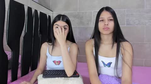 Snapshot of roseandmiah chatting on January 2025 06:29:01 AM Rose y Miah online show from January 2025 06:29:01 AM
