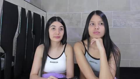 Snapshot of roseandmiah chatting on February 2025 06:31:01 AM Rose y Miah online show from February 2025 06:31:01 AM