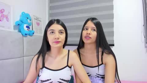 Snapshot of roseandmiah chatting on October 2025 04:35:02 AM Rose y Miah online show from October 2025 04:35:02 AM