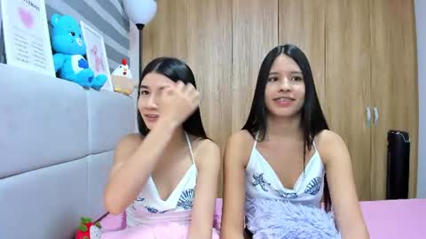 Snapshot of roseandmiah chatting on July 2026 04:26:02 AM Rose y Miah online show from July 2026 04:26:02 AM