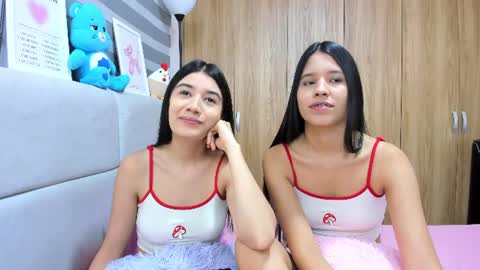 Snapshot of roseandmiah chatting on July 2026 04:18:01 AM Rose y Miah online show from July 2026 04:18:01 AM