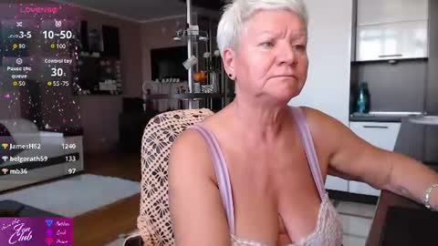 Snapshot of roxana_brooks chatting on July 2026 06:23:02 PM Roxana online show from July 2026 06:23:02 PM