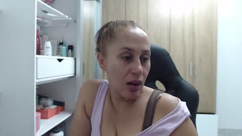 Snapshot of roxanalove7 chatting on December 2024 01:50:02 AM Roxana online show from December 2024 01:50:02 AM