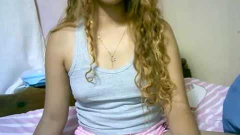 roxanne_98 online show from December 2025 03:51:02 PM