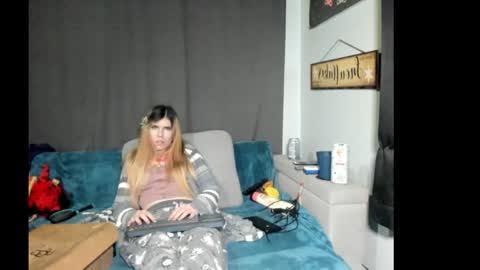 Snapshot of roxihazeleyes chatting on January 2026 06:06:01 AM roxihazeleyes online show from January 2026 06:06:01 AM