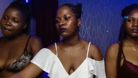 Snapshot of roxy_heather chatting on November 2025 03:34:02 PM Roxy online show from November 2025 03:34:02 PM