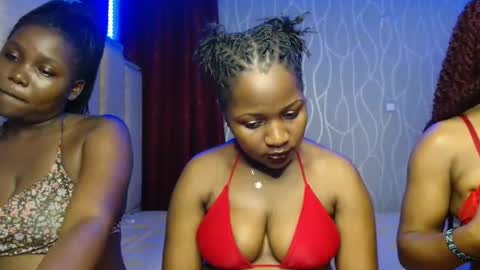 Snapshot of roxy_heather chatting on November 2025 04:18:01 PM Roxy online show from November 2025 04:18:01 PM