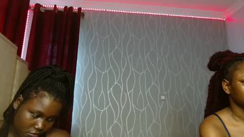 Snapshot of roxy_heather chatting on November 2025 04:44:02 AM Roxy online show from November 2025 04:44:02 AM