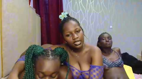 Snapshot of roxy_heather chatting on November 2025 05:07:02 AM Roxy online show from November 2025 05:07:02 AM