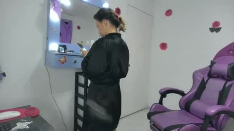 Snapshot of roxy_lu_07 chatting on February 2026 01:57:02 AM Roxy online show from February 2026 01:57:02 AM