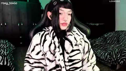 Roxy Independient model Help me to reach 50 thumbs up online show from November 2025 12:53:01 AM