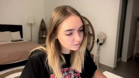 Roxy online show from March 2026 07:41:02 PM