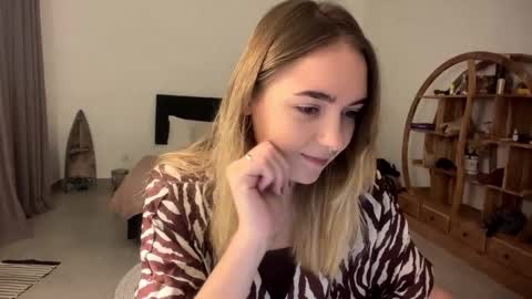 Roxy online show from March 2026 08:03:01 PM