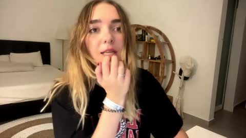 Roxy online show from March 2026 06:19:02 PM