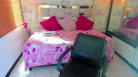 Snapshot of rozze_mila chatting on November 2025 01:22:01 PM online show from November 2025 01:22:01 PM