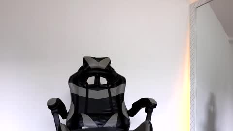  R U S S E L L  online show from November 2025 01:34:02 PM