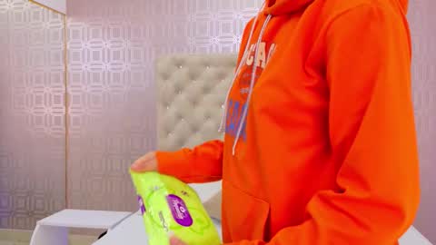 Snapshot of saara_brown chatting on November 2025 12:14:02 PM Saara Brown online show from November 2025 12:14:02 PM