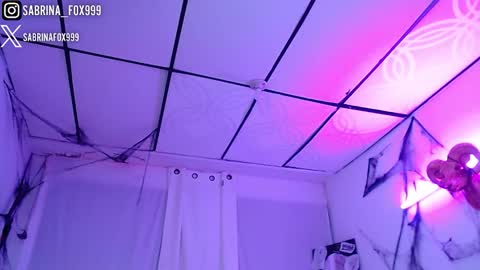 sabrina fox online show from December 2025 01:00:01 AM