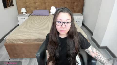 Snapshot of sabrina_sven chatting on March 2025 12:44:01 AM GMT7TueWedThuFriSatSun 0100am-0700am online show from March 2025 12:44:01 AM