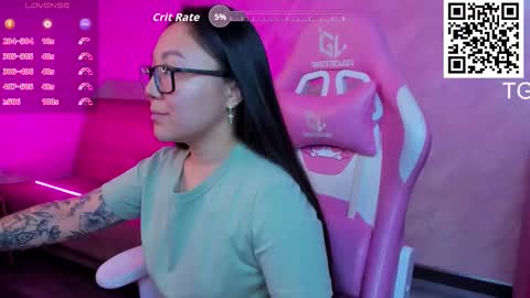 Snapshot of sabrina_sven chatting on November 2025 01:41:02 AM GMT7TueWedThuFriSatSun 0100am-0700am online show from November 2025 01:41:02 AM