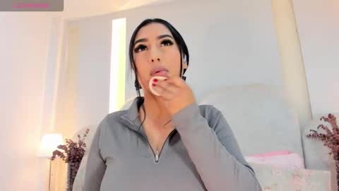 Snapshot of salomebell chatting on October 2025 07:49:01 PM online show from October 2025 07:49:01 PM