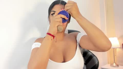 Snapshot of salomebell chatting on November 2025 02:00:01 PM online show from November 2025 02:00:01 PM