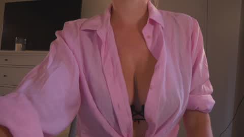 Snapshot of saltedhoney chatting on September 2025 03:56:01 PM IsaBella- online show from September 2025 03:56:01 PM