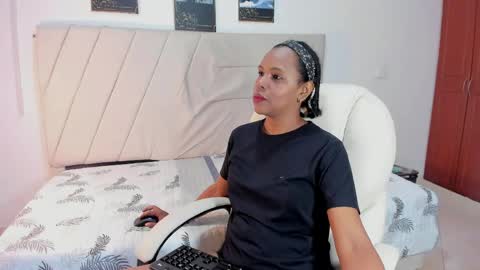 samaraa_smith1 online show from April 2026 12:23:01 PM