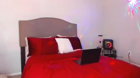 Yaya online show from November 2025 07:58:01 PM