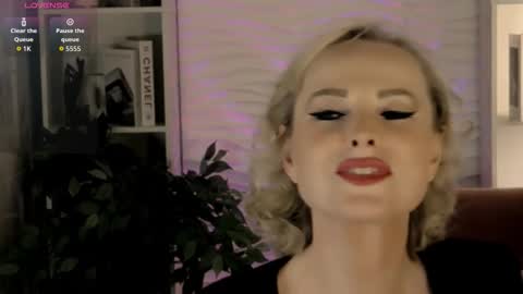 Snapshot of sandra_kind chatting on October 2025 06:02:02 AM Sandra online show from October 2025 06:02:02 AM