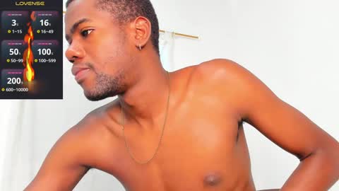 Snapshot of santi_brown1 chatting on January 2025 11:02:01 PM Santibrown online show from January 2025 11:02:01 PM