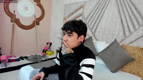 Snapshot of santiabader chatting on November 2025 12:05:02 PM SantiAbader online show from November 2025 12:05:02 PM