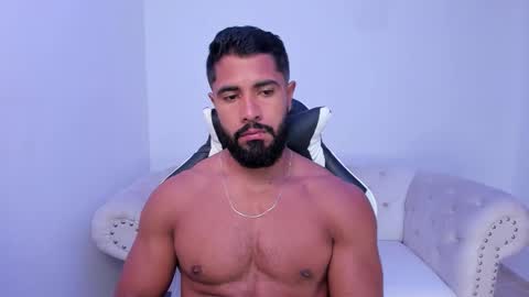 santiago_huntt online show from December 2025 01:38:02 PM