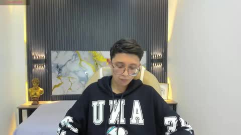 santiago_russo18 online show from September 2025 12:18:01 PM