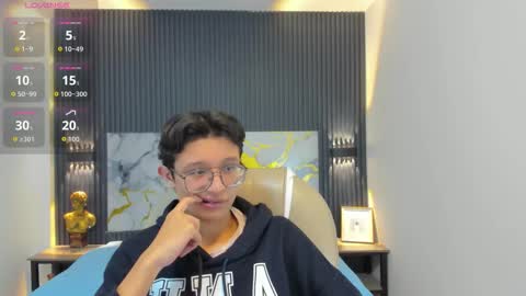 santiago_russo18 online show from October 2025 12:07:02 PM