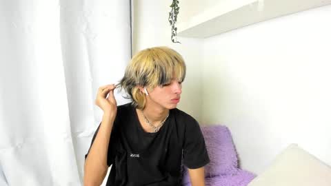 Snapshot of santy_kitty chatting on December 2024 05:12:01 AM kitty online show from December 2024 05:12:01 AM