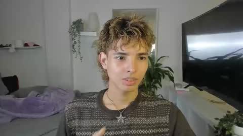 Snapshot of santy_kitty chatting on October 2025 01:40:01 AM kitty online show from October 2025 01:40:01 AM