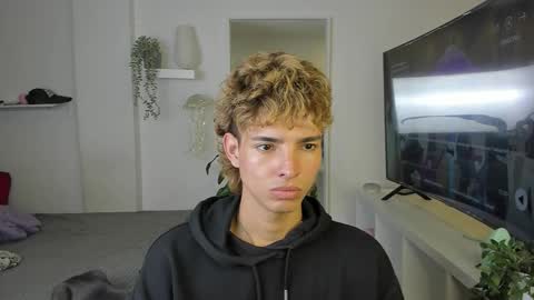 Snapshot of santy_kitty chatting on November 2025 02:01:02 AM kitty online show from November 2025 02:01:02 AM