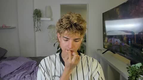 Snapshot of santy_kitty chatting on November 2025 02:01:02 AM kitty online show from November 2025 02:01:02 AM