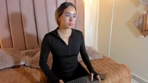 Snapshot of sara_madrid_ chatting on June 2026 06:19:02 PM online show from June 2026 06:19:02 PM