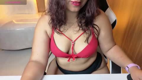 Snapshot of saraah_tx chatting on September 2025 12:52:01 PM Online 800 to 1400 online show from September 2025 12:52:01 PM