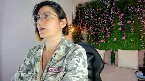 Sarah Deyvis online show from December 2025 10:52:02 AM