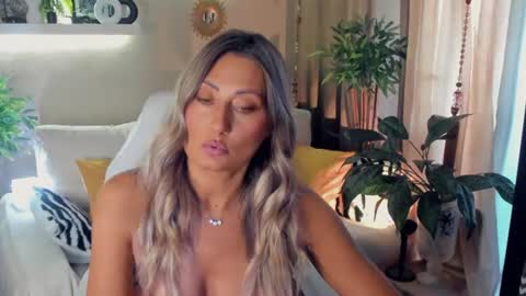 Snapshot of sarahholly chatting on July 2026 01:53:01 PM Divine Sarah NONUDE model online show from July 2026 01:53:01 PM