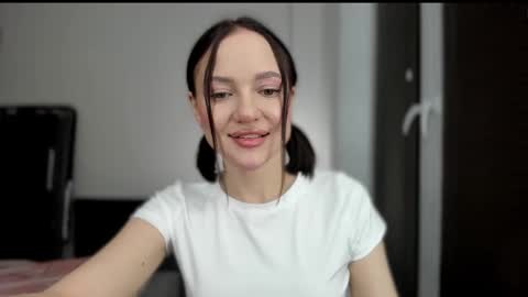 sarahphyllis online show from February 2025 04:00:01 PM