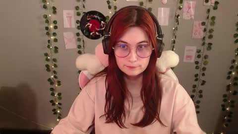 Snapshot of sarakinski chatting on December 2025 10:13:02 AM Sara online show from December 2025 10:13:02 AM