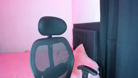 Sara  online show from December 2025 05:57:01 AM