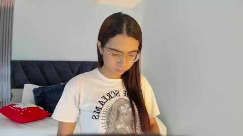 Sara online show from November 2025 08:07:01 PM